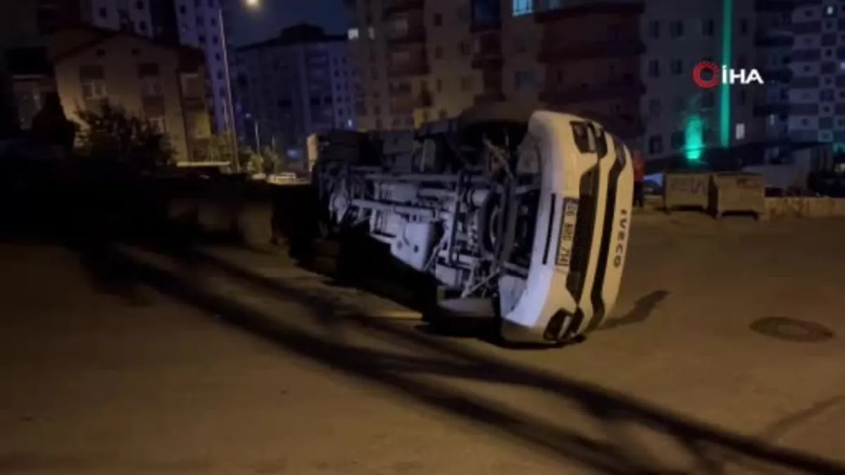 Ankara’da servis aracı devrildi