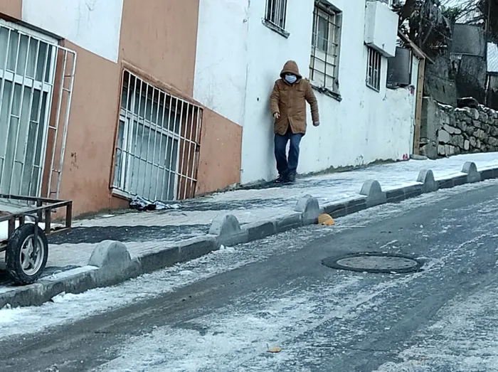 İstanbulluların kar çilesi! Şişli'de yollar buz pistine döndü: Yayalar kaldırımları tuzladı - 12