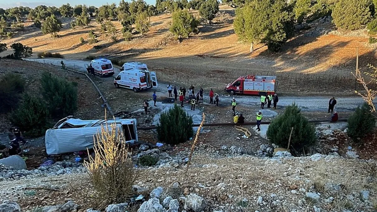 Mersin'de korkunç kaza! Tarım işçilerini taşıyan minibüs şarampole uçtu! Çok sayıda ölü ve yaralı var