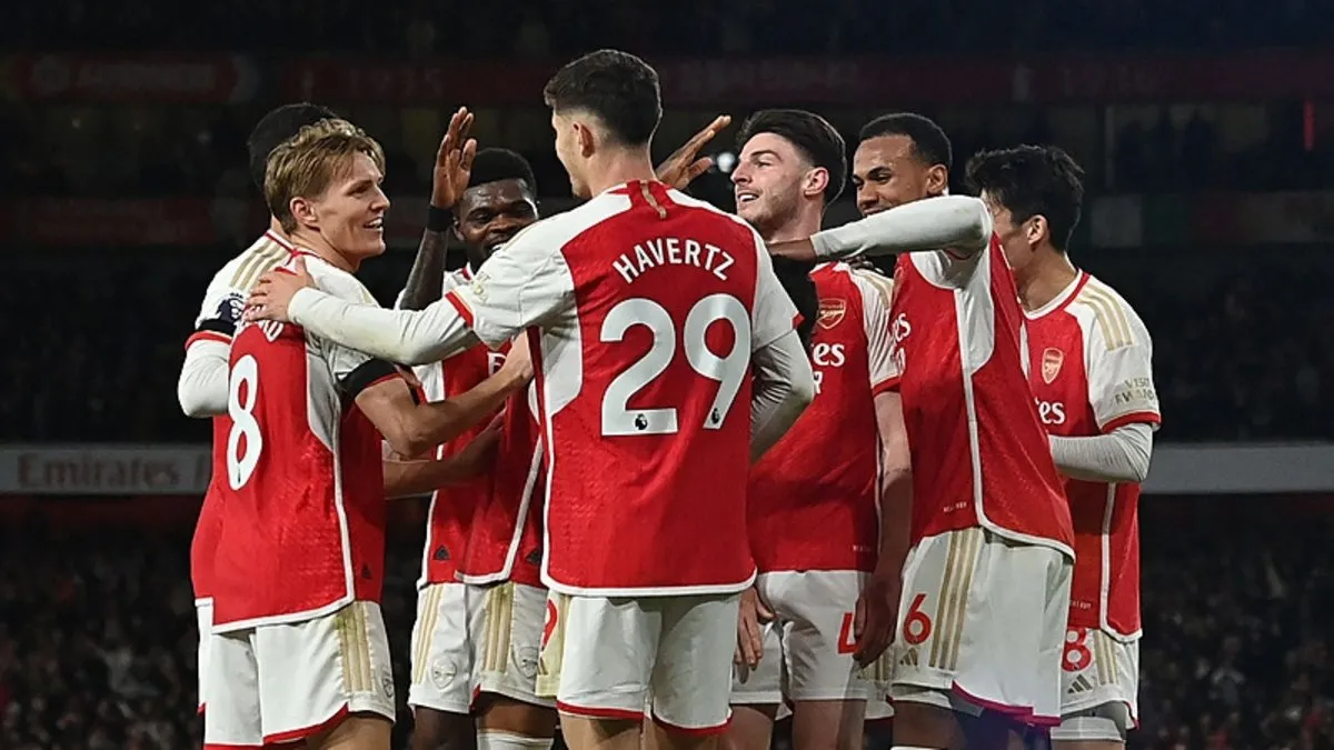 Premier Lig'deki Londra derbisinde lider Arsenal Chelsea'yi 5-0 yendi