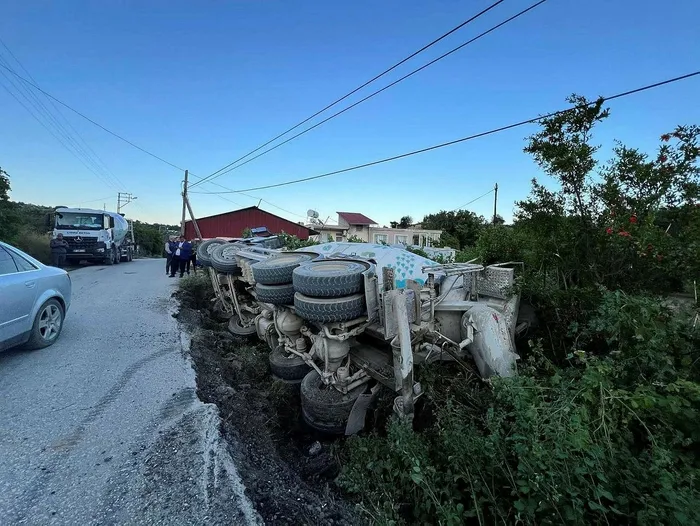 1715146311967.jpeg Hatay'da kontrolden çıkan beton mikseri yol kenarına devrildi - 1