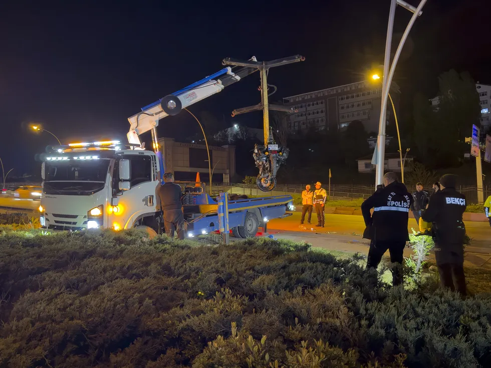 Ankara Pursaklar’da aydınlatma direğine çarpan motosikletin sürücüsü hayatını kaybetti - 2