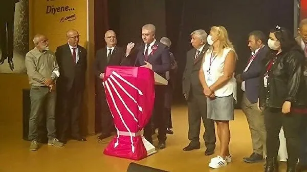 chpli-ilce-baskanina-suc-duyurusu-ak-partililer-erdogana-hakaret-eden-emir-hakkinda-dilekce-verdi-1632300086740.jpg CHP'li ilçe başkanına suç duyurusu! AK Partililer Erdoğan'a hakaret eden Cemal Emir hakkında dilekçe verdi - 6