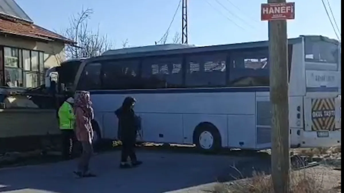 Konya'da öğrenci servisi ile belediye otobüsü çarpıştı! Çok sayıda yaralı var