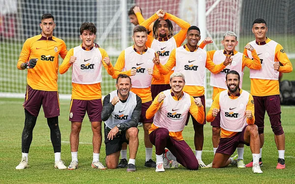 galatasaray-besiktas-derbisi-maci-hazirliklarini-surdurdu-1697656895747.jpg Galatasaray Beşiktaş derbisi maçı hazırlıklarını sürdürdü - 1