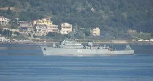 Rus savaş gemisine Türk sahil güvenlikler eşlik etti