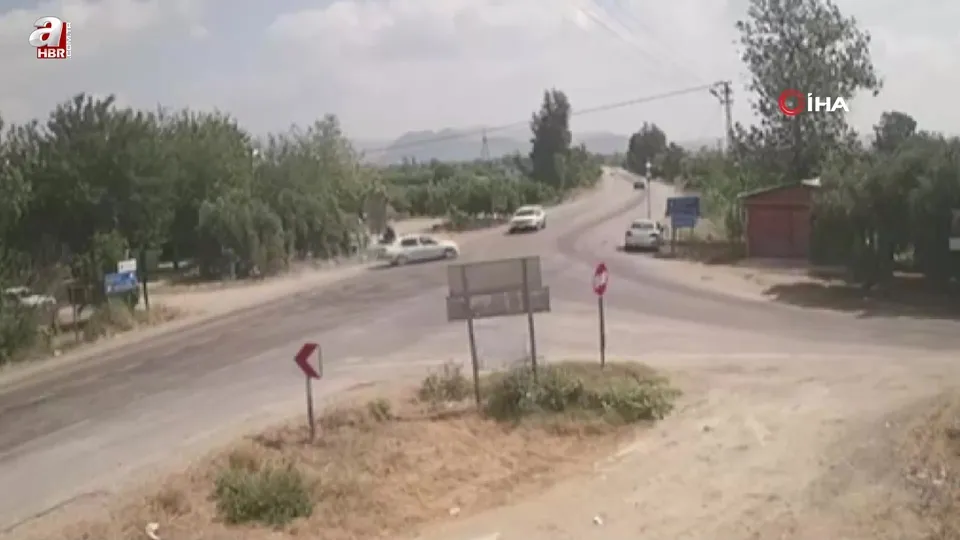Kavşakta yaşanan feci kaza kamerada