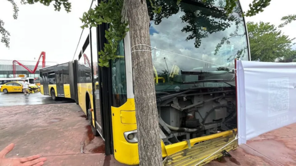 Yine İETT yine kaza! Kırmızı ışıkta bekleyen 6 araca çarptı
