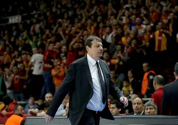 Ergin Ataman taraftara kızıp sahayı terk etti