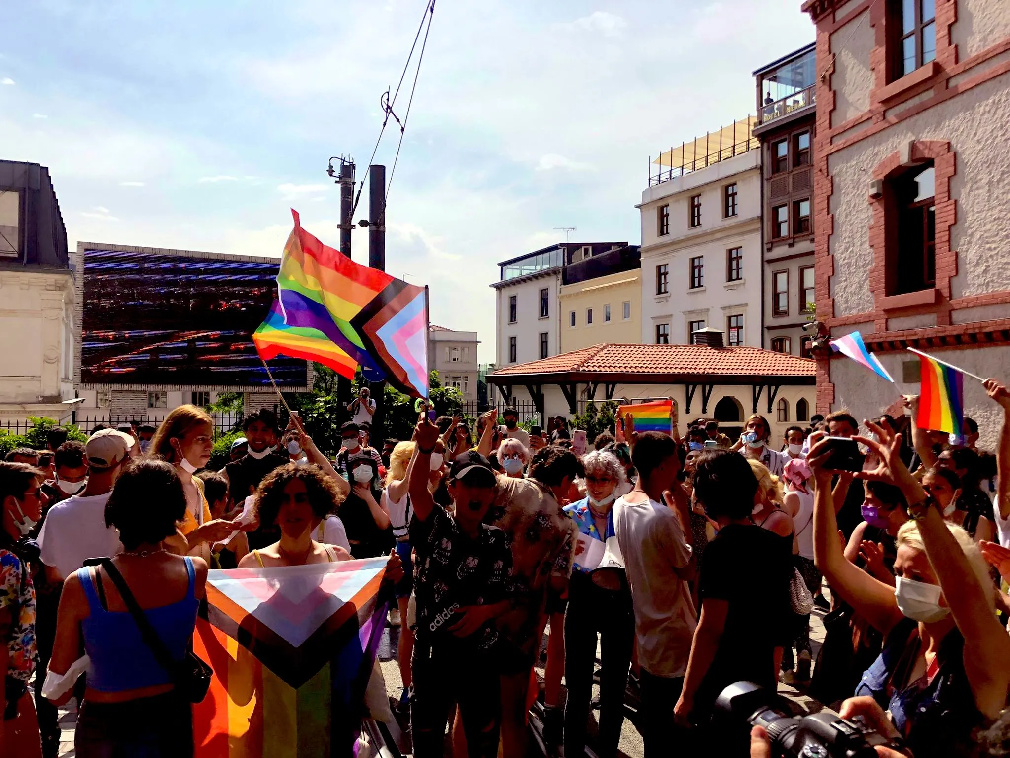 İstanbul'da LGBT destekçilerinden "Kürdistan" sloganları! Yaşanan skandal sonrası polis ekipleri müdahale etti