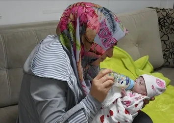 Dünyaya 25 haftalıkken gelen bebek ailesine kavuştu