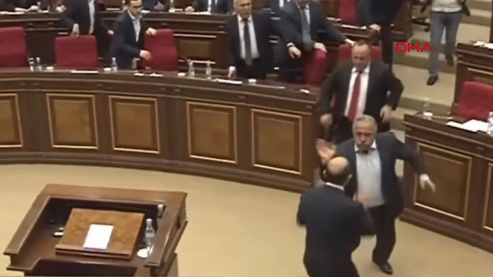 Ermenistan Parlamentosu’nda yumruklu kavga! Milletvekilleri birbirine girdi | Video