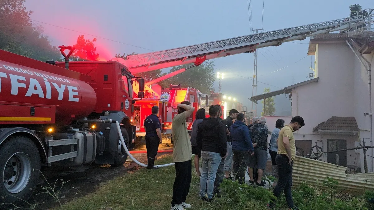 Zonguldak’ta apartman çatısında yangın paniği