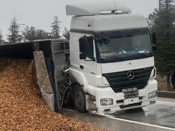 burdurda-trafik-faciasi-tirin-dorsesi-devrildi-cevreyolu-ulasima-kapatildi-1639910065534.jpg Burdur’da trafik faciası! Tırın dorsesi devrildi: Çevreyolu ulaşıma kapatıldı - 3