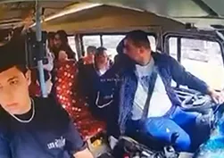 Yolcularla konuşurken kaza yaptı! Minibüs dolmuşa böyle çarptı