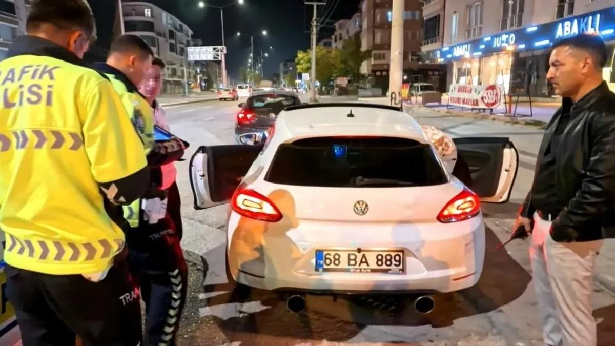 Aksaray'da aracına abartılı egzoz taktıran sürücüye 11 bin lira para cezası kesildi