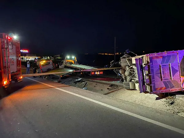 kamyon-otomobil-ve-ambulans-carpisti-4-kisi-oldu-2-kisi-yaralandi-1617055935116.jpg Kamyon otomobil ve ambulans çarpıştı! 4 kişi öldü 2 kişi yaralandı - 3