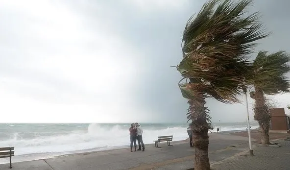 saganak-ve-kuvvetli-firtina-yolda-meteoroloji-uyardi-sicakliklar-dusecek-1718318548457.jpg İstanbul'da sağanak başladı! Meteoroloji ve AKOM'un uyarıları sonrası yağış etkisini gösterdi! İşte güncel hava durumu... - 7