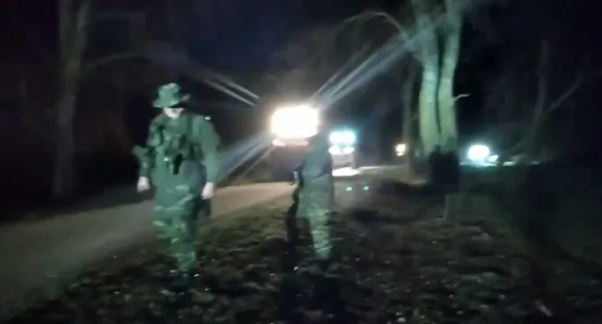 Mülteciler Yunan sınırına dayandı! Kan kokusunu alan Irkçılar Yunan polisine yardıma koştu