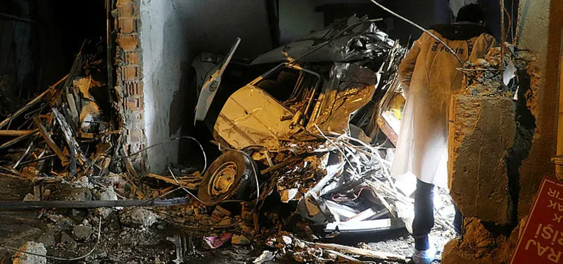 İşçi servisi eve çarptı: 4 ölü, 2 yaralı