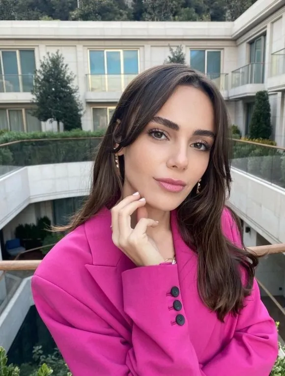 Ünlü oyuncu Yağmur Tanrısevsin Twitter’in gündemine oturdu