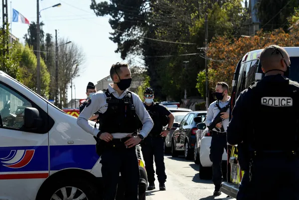 son-dakika-fransada-teror-saldirisi-kadin-polis-bicakli-saldirida-olduruldu-1619193258925.jpg Son dakika: Fransa'da terör saldırısı! Kadın polis bıçaklı saldırıda öldürüldü - 1