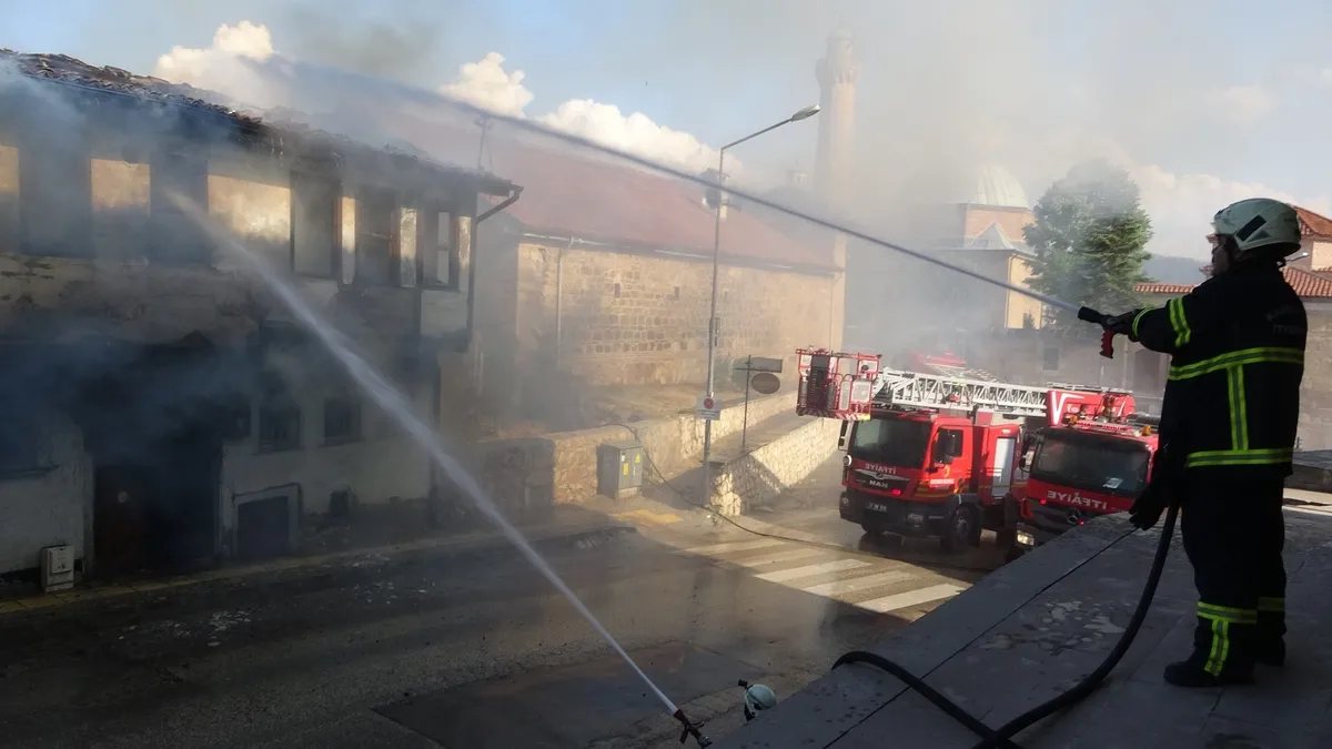 Kastamonu’da tarihi külliyenin yanındaki metruk binada yangın paniği
