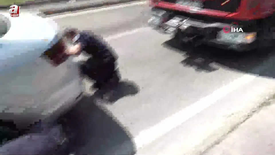 Otomobilin altına girdi! Trafiği kilitledi