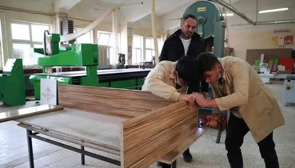 Meslek liseleri koronavirüsle mücadeleye damga vurdu! Yerli üretime 864 milyon liralık katkı