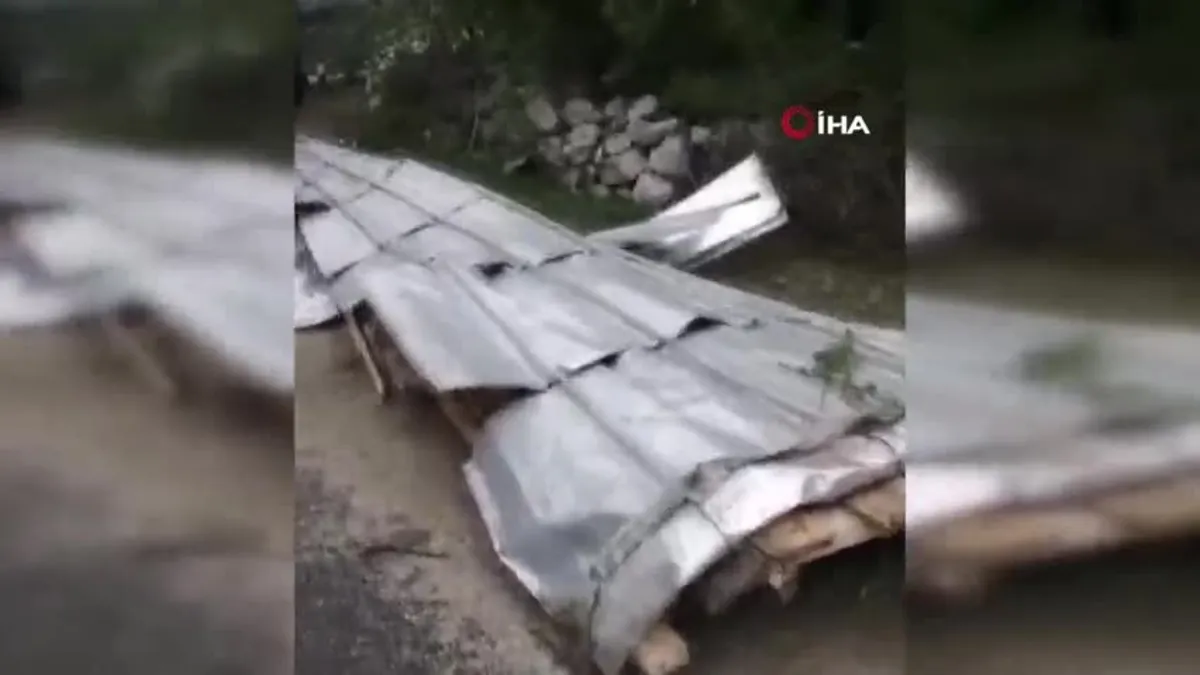 Fırtına minarenin şerefesini uçurdu