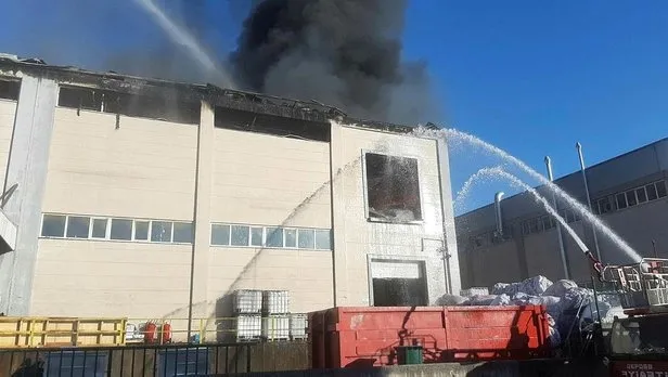 Kocaeli'de fabrika yangını! 17 itfaiye ekibi 1 saatte söndürdü - 2