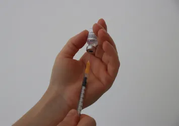 Sağlık çalışanlarının ve 50 yaş üstünün 3. doz aşılaması başladı! | Üçüncü doz hangi aşıyla yapılacak?