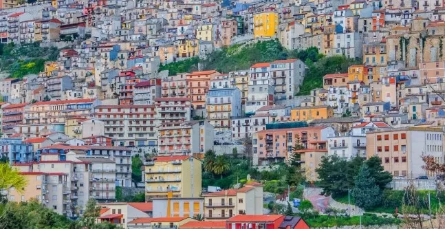 İtalyan kasabası çıtayı yükseltti: Evler bedava verilecek - 1