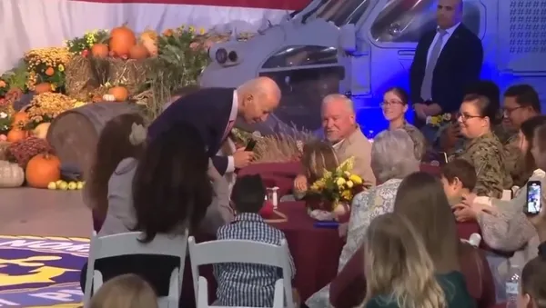 ABD Başkanı Joe Biden’dan küçük kıza tuhaf yaklaşım! Akıllara pedofili iddiasını getiren sözler