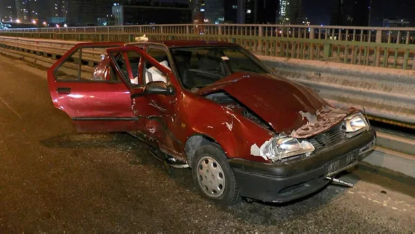 1676161762383.jpg İstanbul'da gece yarısı feci kaza! 2'si ağır 4 yaralı - 1