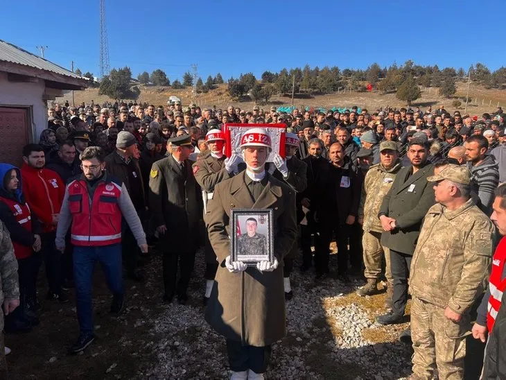 Türkiye şehitlerini uğurluyor! Tabutunun başında gözyaşları sel oldu | Bu acıya yürek dayanmaz