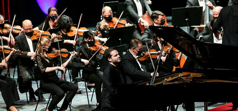 Londra Filarmoni Orkestrası AKM'de müzikseverlerle bir araya geldi