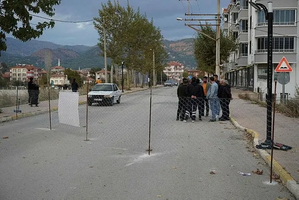 1700908761373.jpeg Tabelayı gören geri dönüyor! Belediyeyle anlaşamadı yolu kapattı - 2