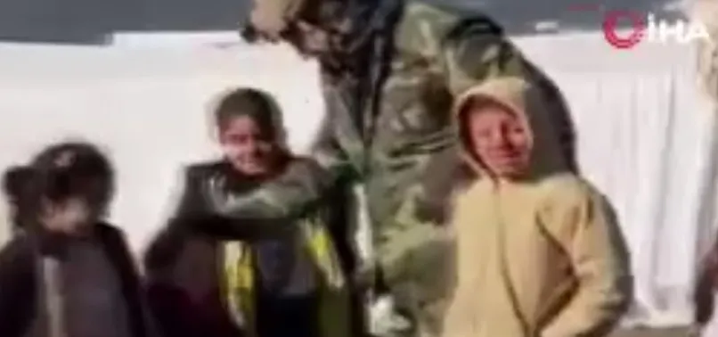 Askerlerle depremzede çocukların görüntüsü kalpleri ısıttı! Çikolata tadında buluşma