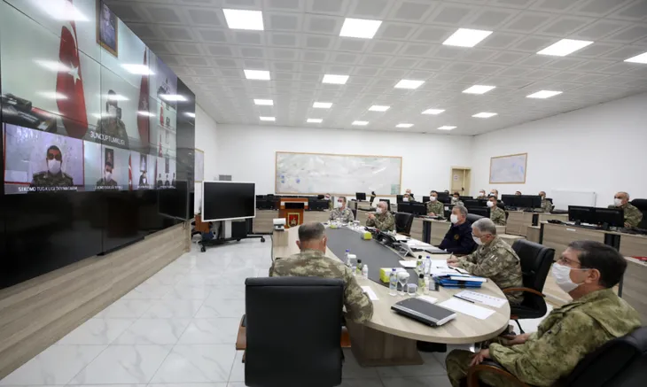 Son dakika: Milli Savunma Bakanı Akar sınır hattındaki birlikleri denetledi