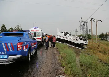 Nevşehir'de tur midibüsü ile otomobil çarpıştı: 27 yaralı