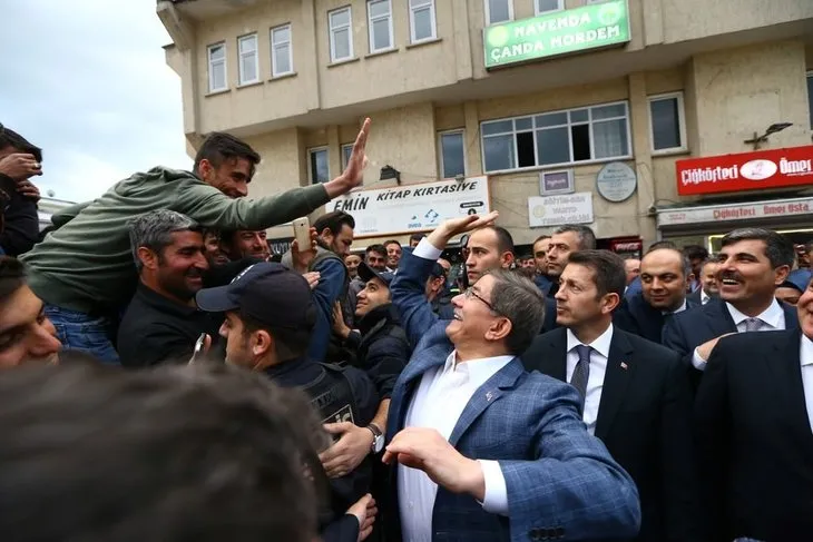 Başbakan Davutoğlu, Varto’da çocuklarla futbol oynadı