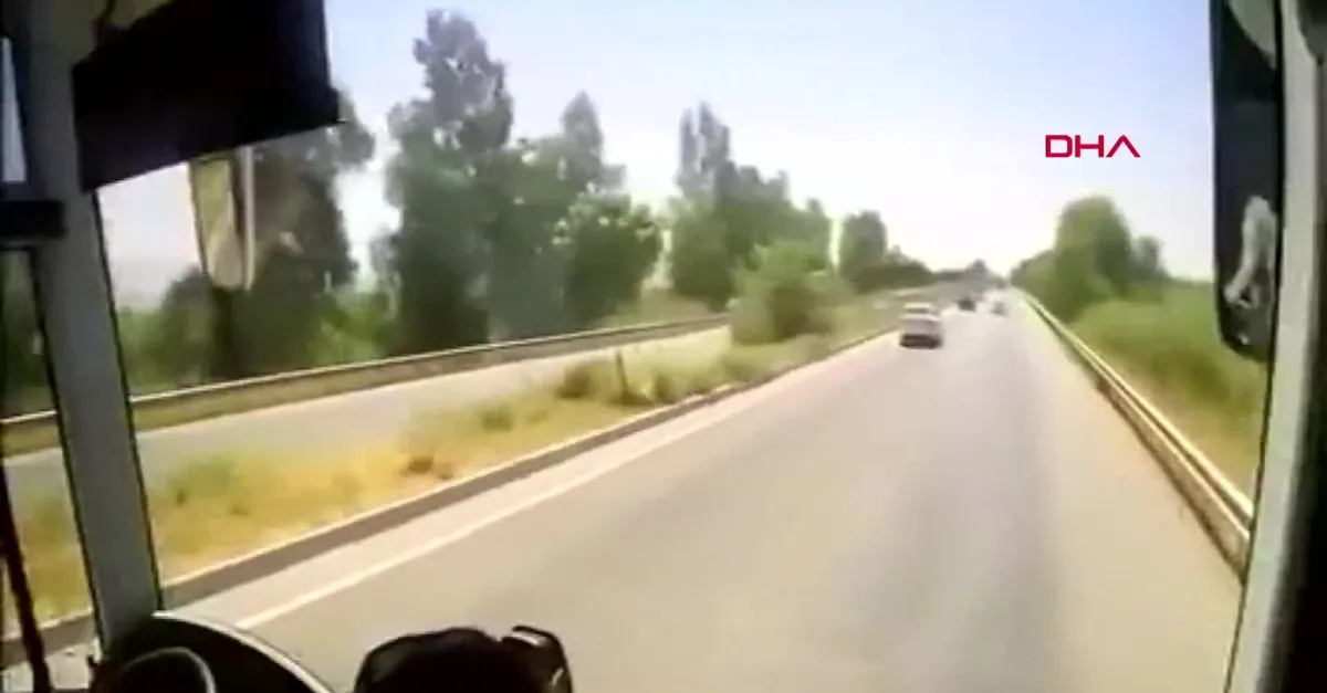 Aydın'da yolcu otobüsünün iş makinesine çarptığı, 1'i ağır 8 yaralının olduğu kaza kamerada
