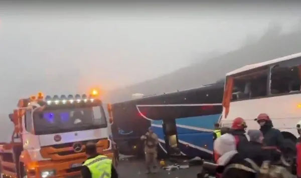 kuzey-marmara-otoyolunda-feci-kaza-cok-sayida-olu-ve-yarali-var-1703740399217.jpeg Kuzey Marmara Otoyolu Sakarya mevkiinde feci kaza! 6 sürücü gözaltına alındı | Hayatını kaybedenlerin kimlikleri belli oldu - 6