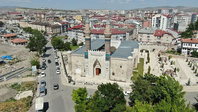sivasta-bulunan-gok-medrese-uluslararasi-fuarda-yerini-aldi-1624888120706.jpg Sivas'ta bulunan Gök Medrese uluslararası fuarda yerini aldı - 2