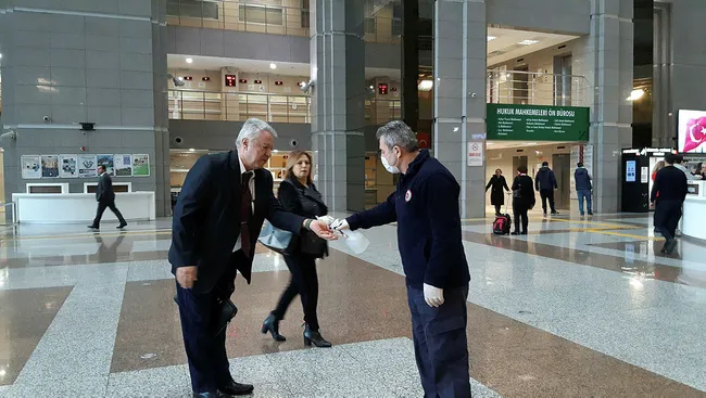 İstanbul Adalet Sarayı'na girenlerin ateşi ölçülmeye başlandı - 1