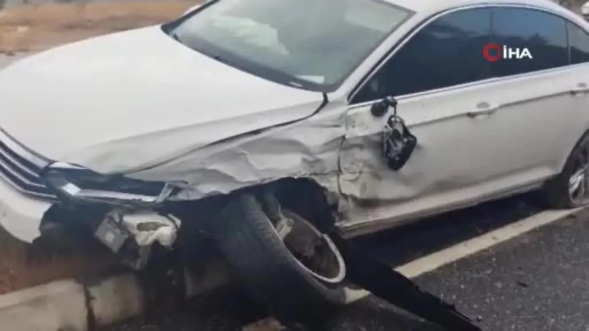 Kafa kafaya çarpışan 2 otomobil hurdaya döndü