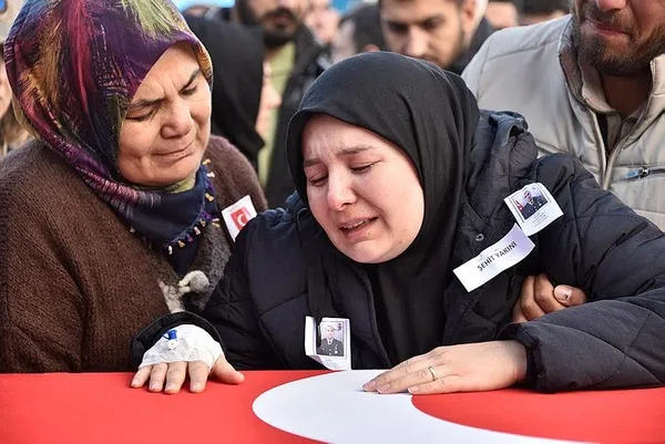 Türkiye kahraman şehitlerini son yolculuğuna uğurladı | Hamile eş ve anneden şehide son veda! 6 ilde tören