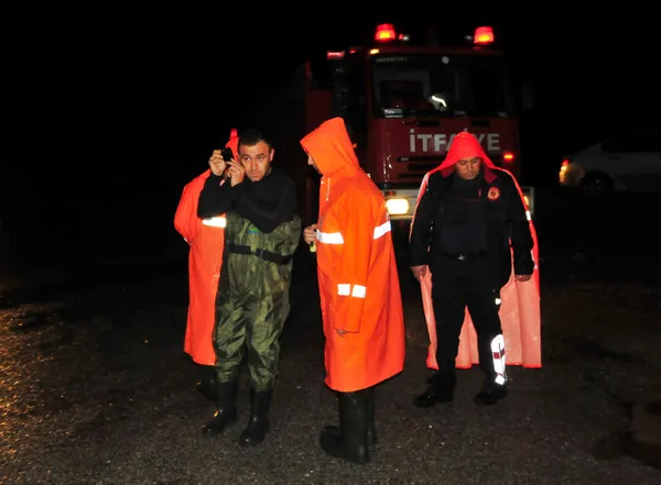 1607915288977.jpg Antalya'da sağanak nedeniyle birçok iş yerini su bastı - 1