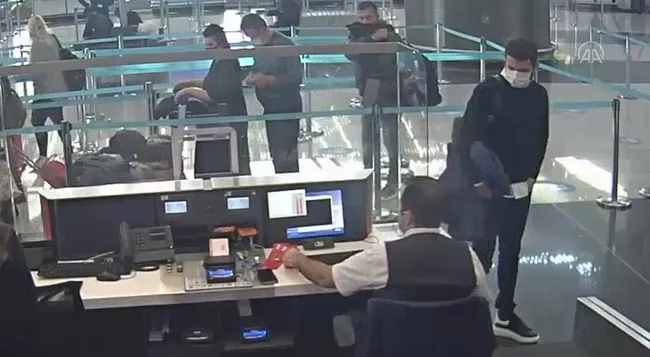 thodexin-sahibi-ozerin-yurt-disina-kacisinin-goruntuleri-ortaya-cikti-1621577897689.jpg Thodex'in sahibi Özer'in yurt dışına kaçışının görüntüleri ortaya çıktı - 6